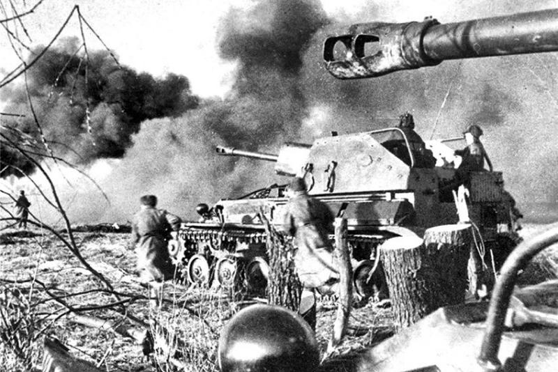 Советская пехота при поддержке САУ СУ-76 атакует немецкие...