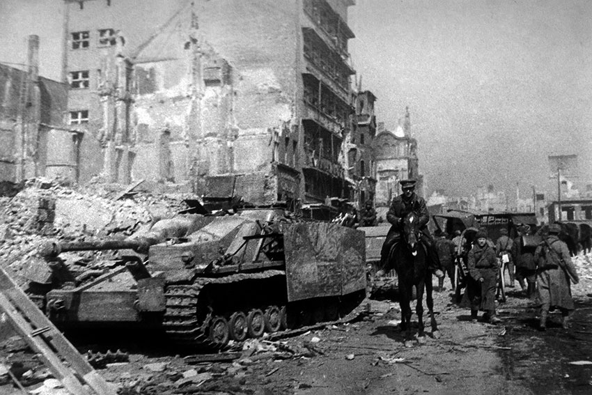 Брошенная немецкая САУ StuG IV на улице района Кёнигсберга...