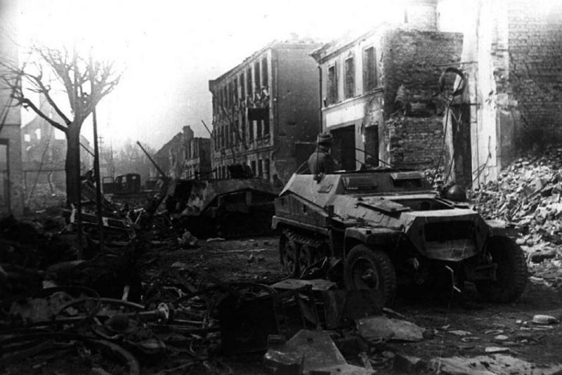 Советские солдаты на немецком бронетранспортере SdKfz.250...