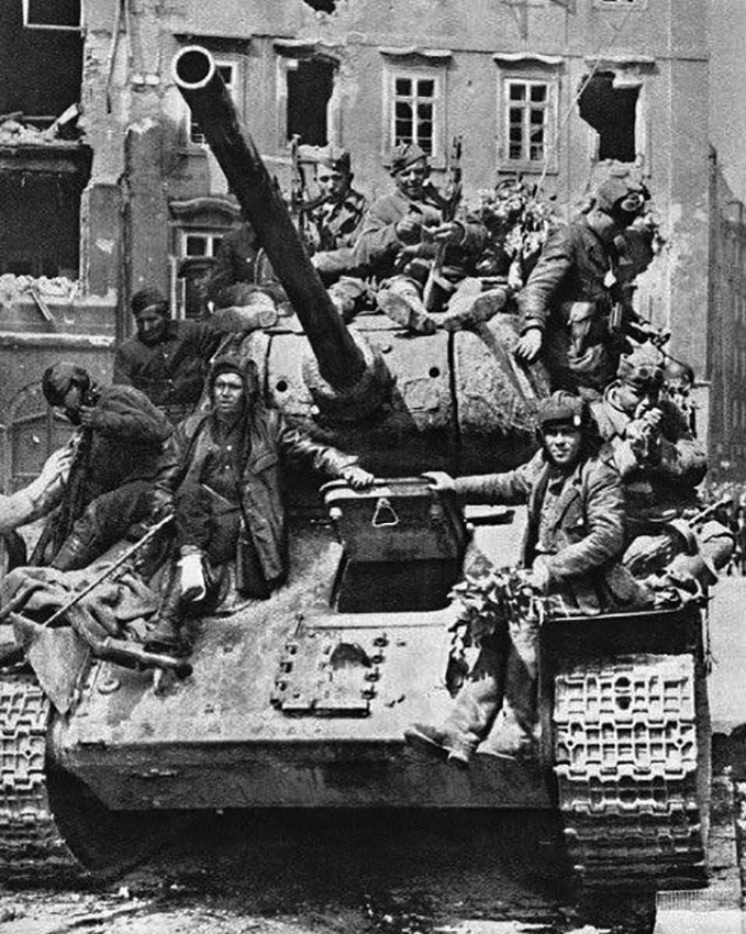 Советские бойцы в Кенигсберге. 1945 год.
