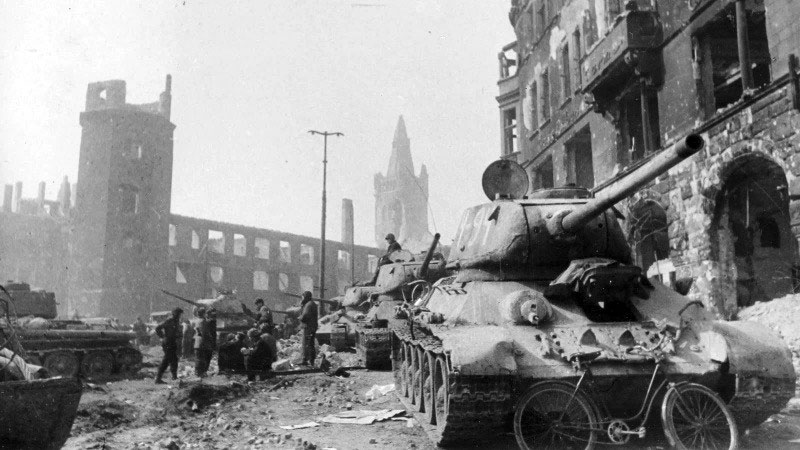 Танк T-34 85 в центре города Кёнигсберг. Фото 1945 год.