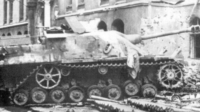 Штурмовая самоходка StuG-IV на одной из улиц Кенигсберга фото...