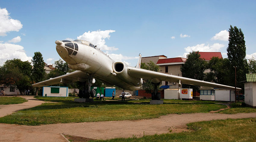 Самолет ТУ-16 К-2б установлен 13 июня 1990 год на вечную стоянку...
