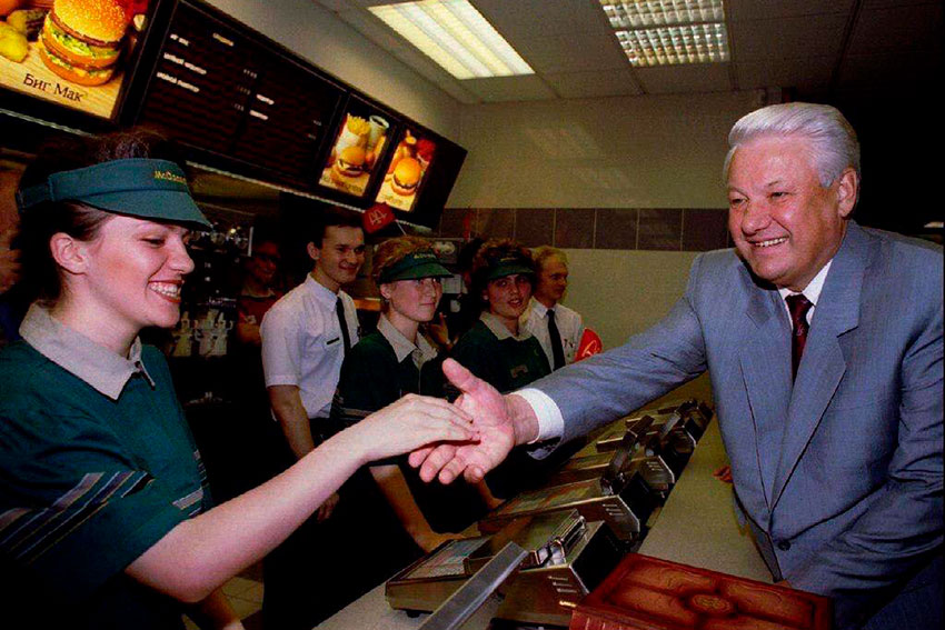 Борис Ельцин на открытии первого McDonald's в Москве, 31 января...