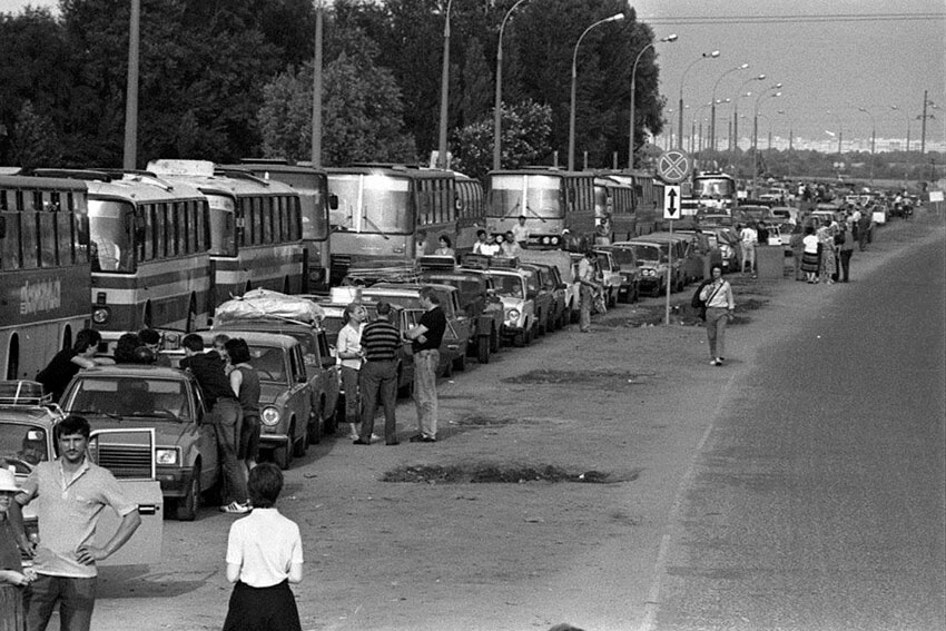 Огромная пробка возле границы Польши и Беларуси. 1990 год.,...