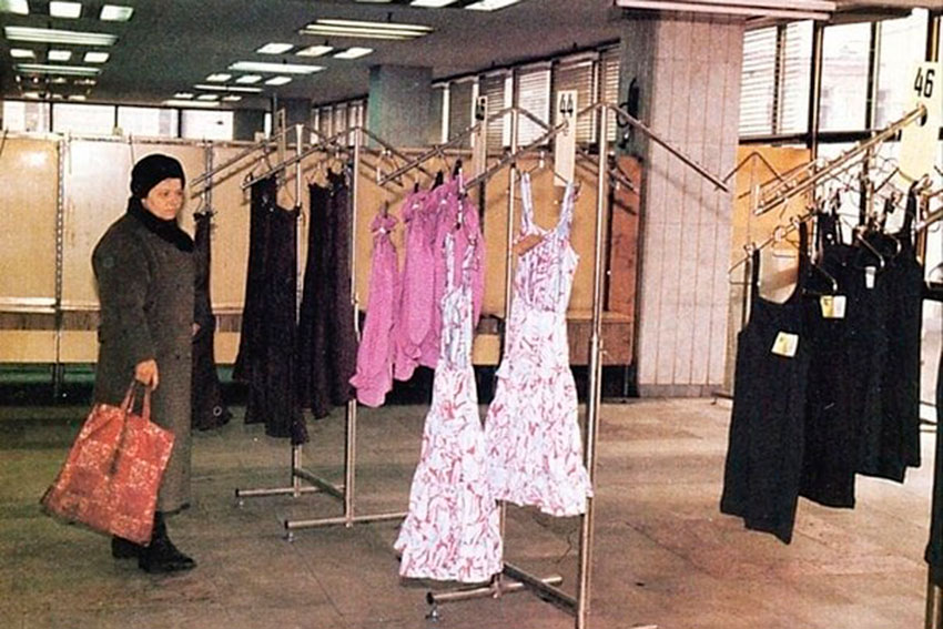 Отдел женской одежды в ЦУМе, Москва, 1990 год.