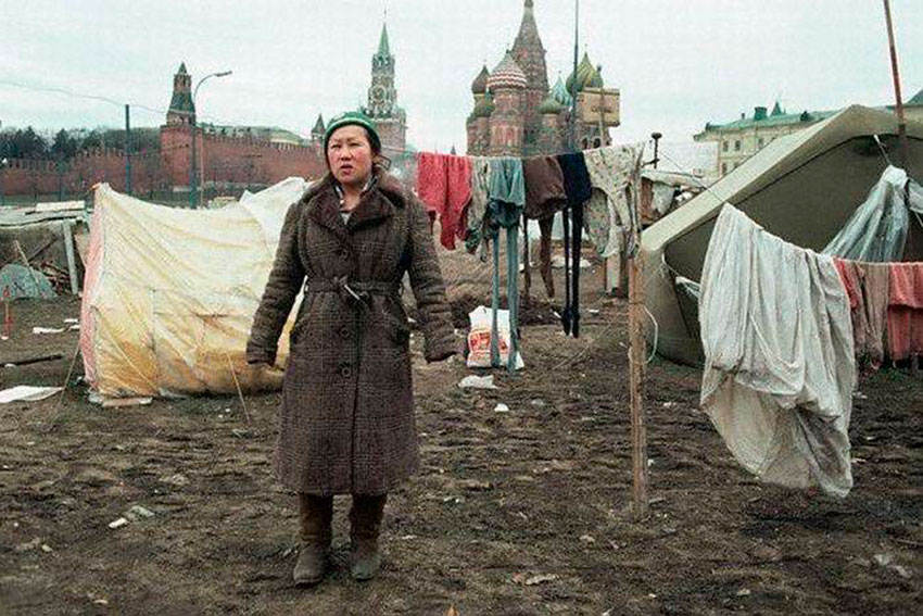 Палаточный городок беженцев у стен Кремля, Москва, СССР,...