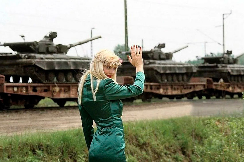 Итальяно-венгерская порноактриса и политик Чиччолина провожает...