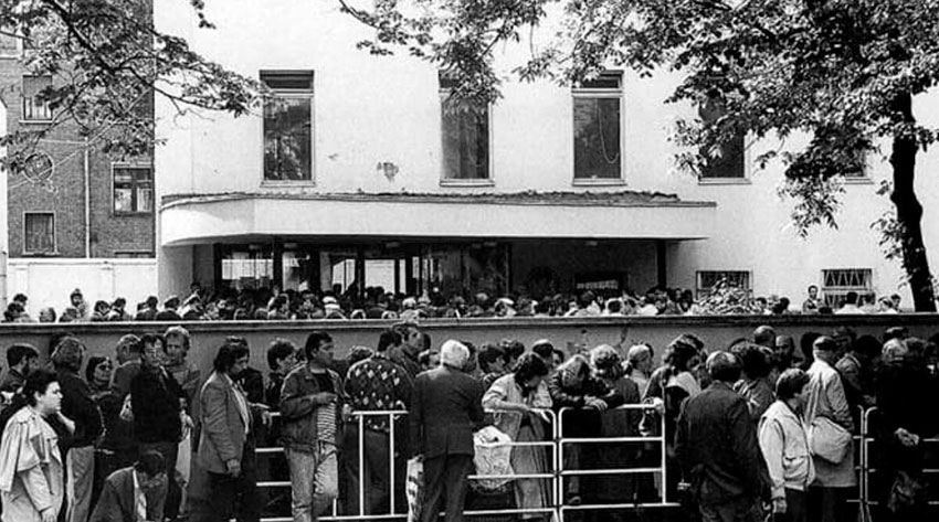 Москва. СССР. 1990 год. Очередь в консульство Нидерландов...