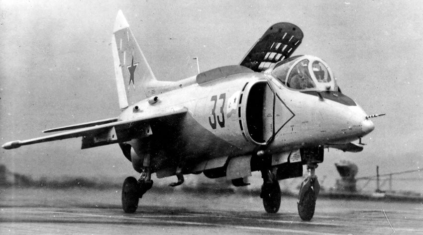 Як-38М из состава 1-й эскадрильи 279-го ОКШАП ВВС СФ готовится...