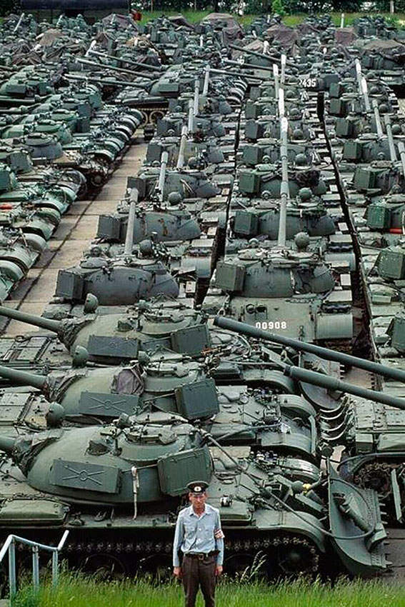 Танки Т-55 народной национальной армии ГДР оставленные на...