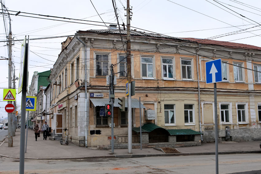 В советское время во дворе дома находился аптечный склад,...