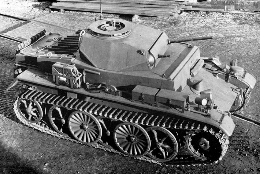 Pz.Sp.Wg.II Luchs на территории завода.
