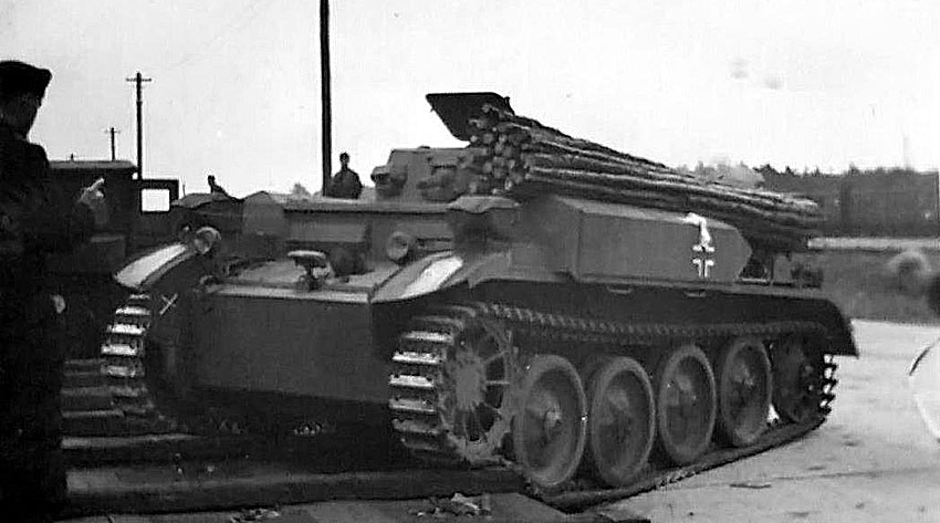Загрузка на Pz.Kpfw.II (F), лето 1941 год.
