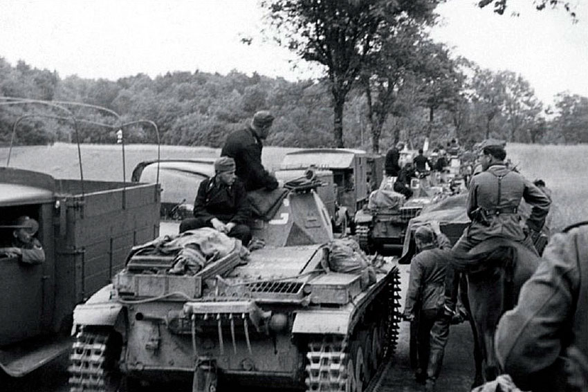 Pz.II 6-й танковой дивизии вермахта во время наступления во...
