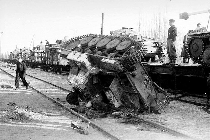 PZ .Kpfw. II 35-й танковый полк вермахта,  во время не удачной погрузки....