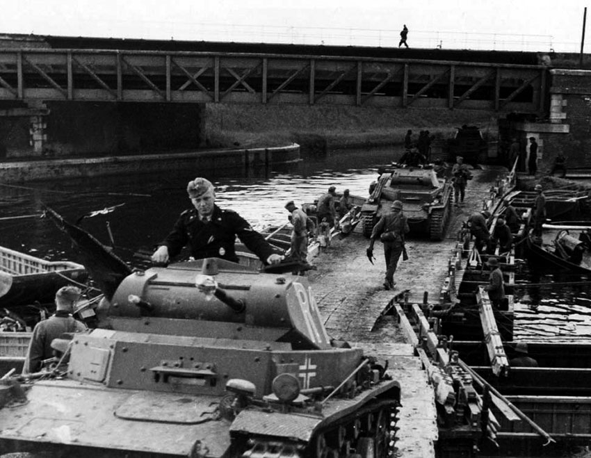 Танки PzKpfw II на понтонном мосту.