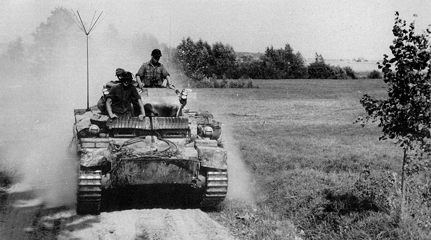 PzKpfw II Ausf. C, мотоциклы и автомобили моторизованной колонны...