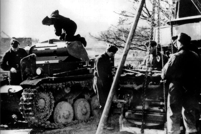 Обслуживание двигателя танка PzKpfw II из 2-й танковой дивизии...