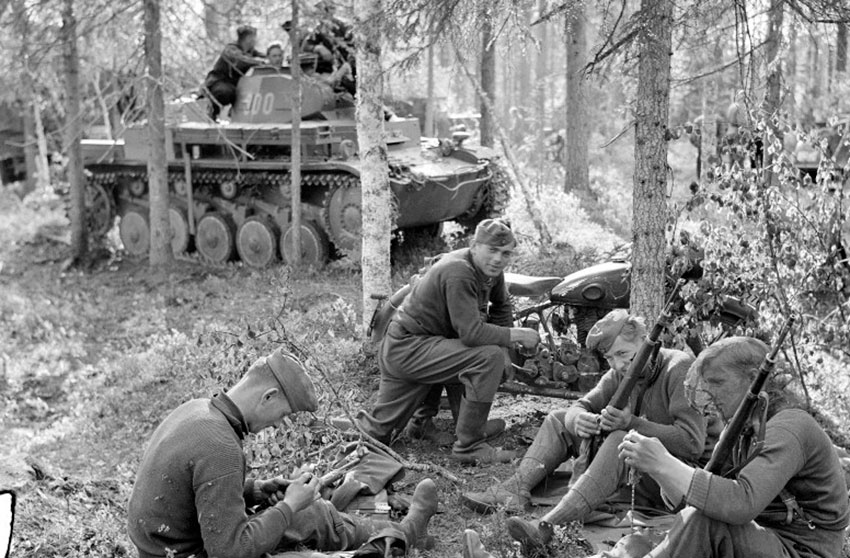 Отдых в лесу, 1941 год.