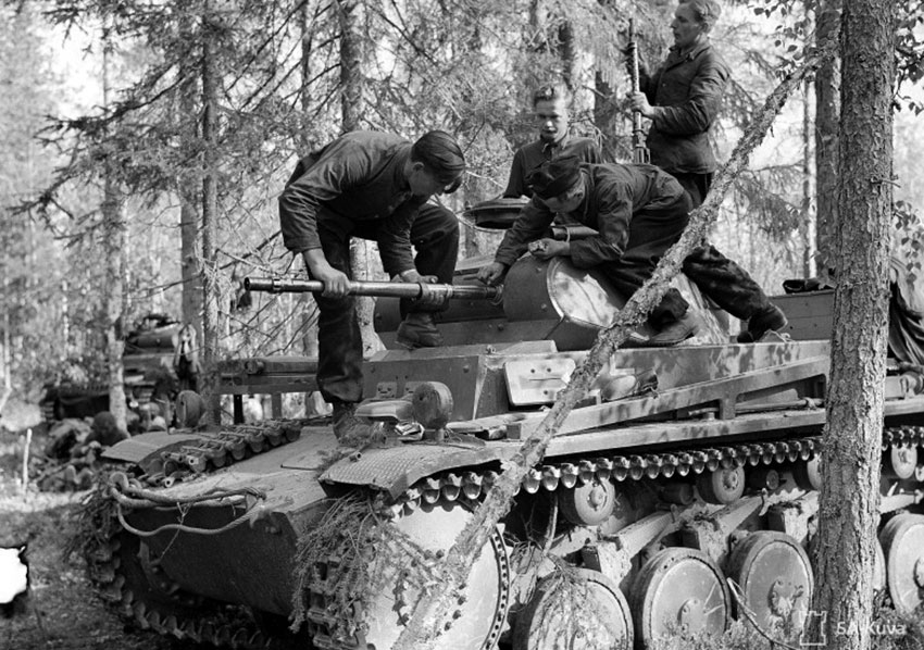 Техническое обслуживание танка, 1941 год.