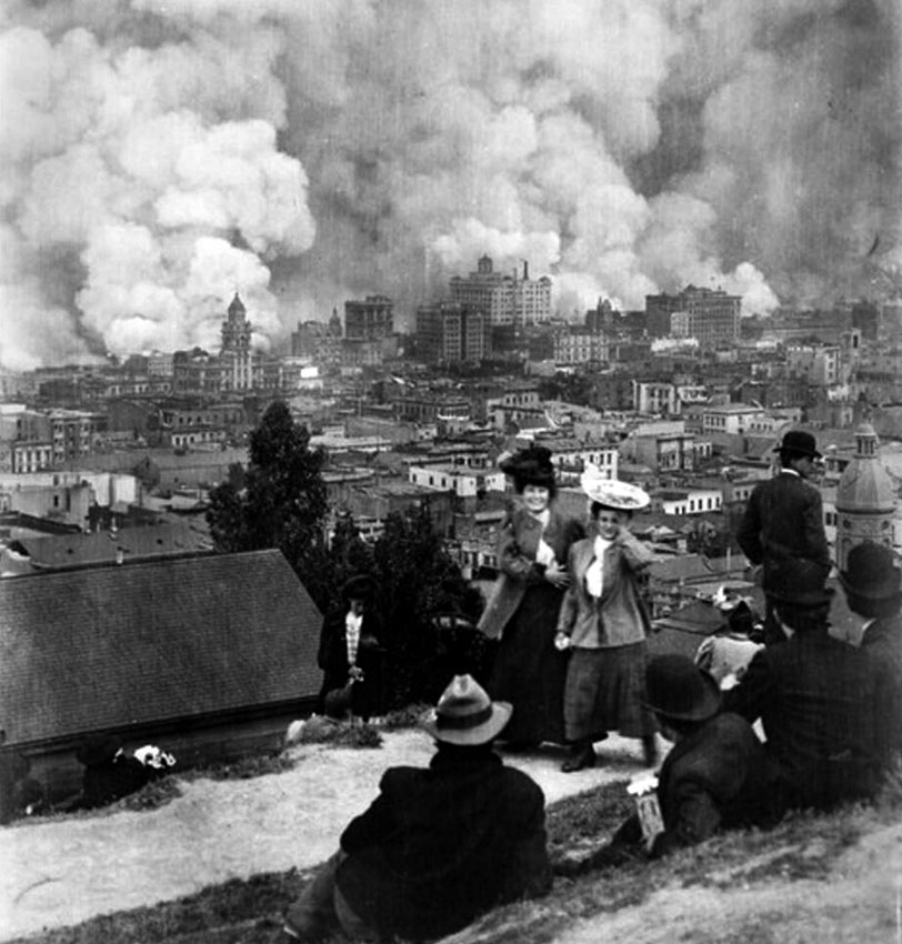 18 апреля 1906  Барышни фотографируются на фоне пожара в Сан-Франциско,...