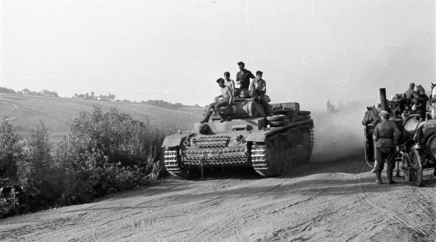 Немецкие танкисты на  Pz.Kpfw. III Ausf. J с 50-мм пушкой L-42 проезжают...