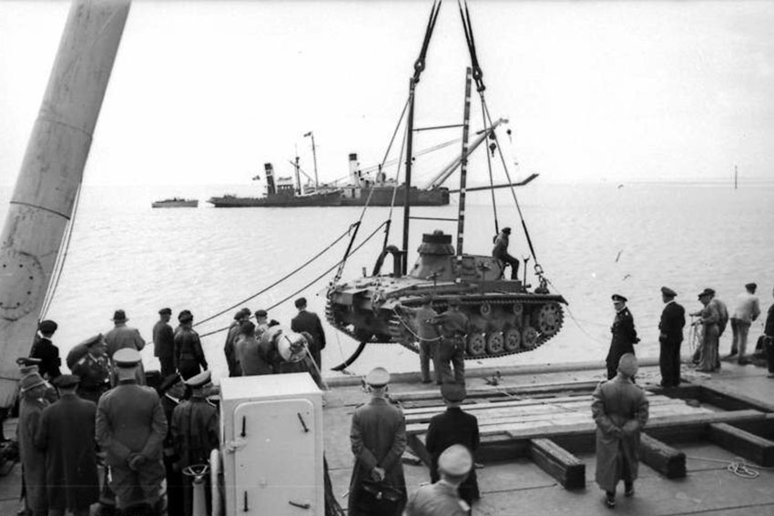 Подготовка операции «Морской лев». Погрузка основного...