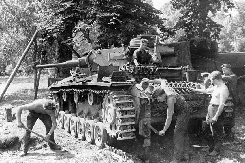 Техническое обслуживание Panzer III Ausf. H в полевых условиях;...