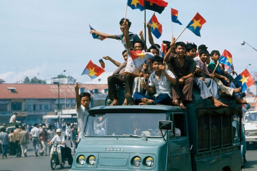 Вьетнамцы празднуют падение Сайгона. 30 апреля 1975 года