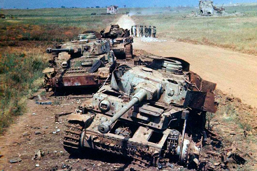 Подбитые Pz. Kpfw. IV Ausf на дорогах Великой Отечественной войны.