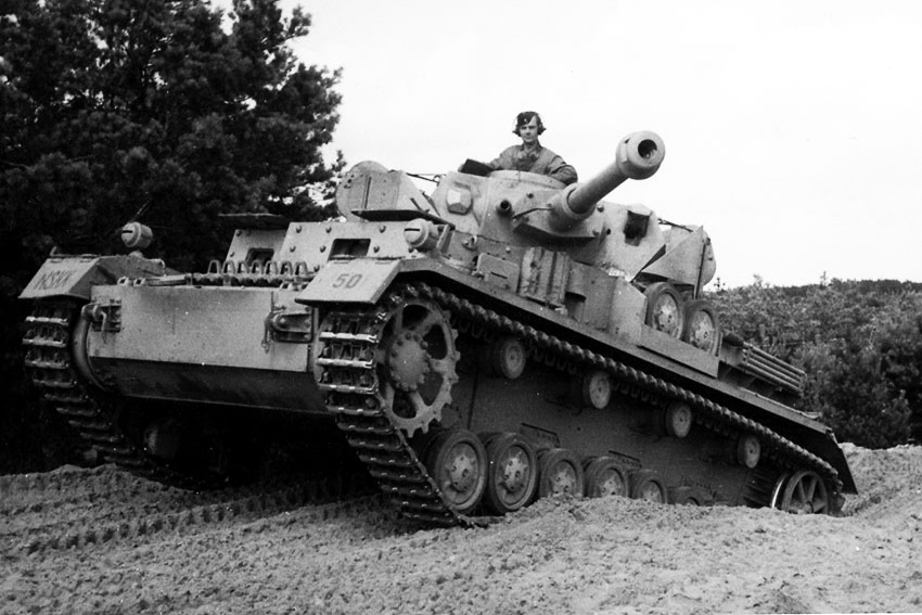 Немецкий средний танк Pz.Kpfw. IV Ausf. D на марше.