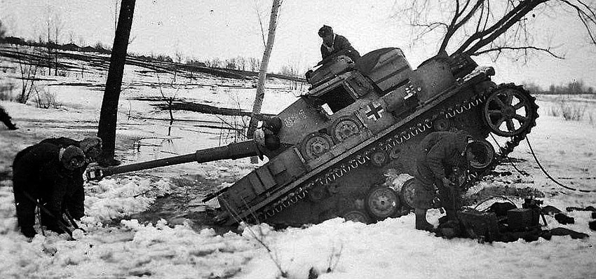 Под лед pz.IV из 631-го танкового полка дивизии Великая Германия.