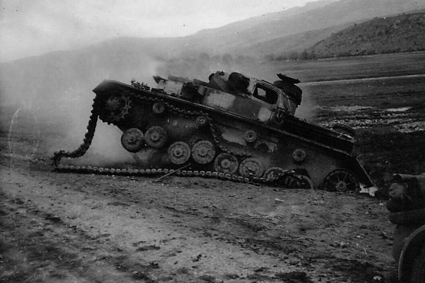 Подбитый  Pz.kpfw IV на дорогах СССР.