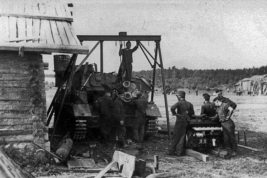 Смена двигателя на танке Pz.kpfw IV ремонтной бригады в полевых...