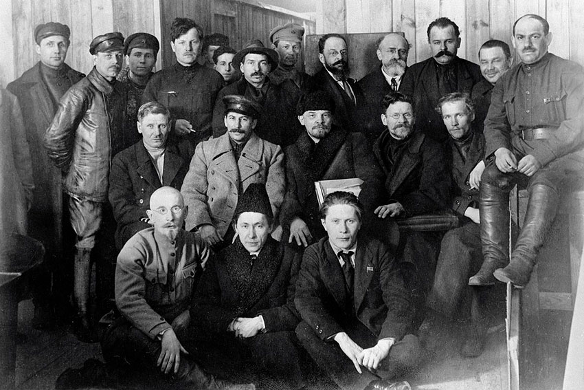 Большевики со Сталиным, Лениным и Калининым.