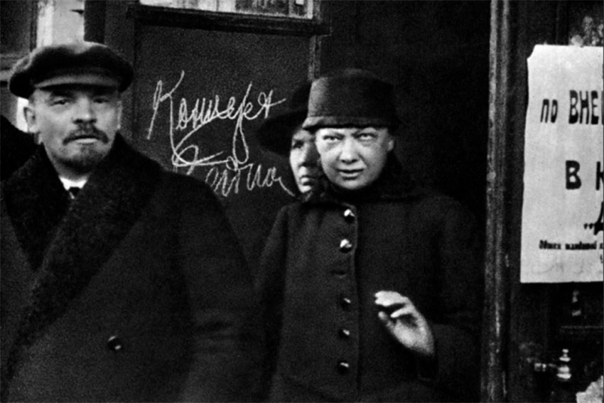 Н.К. Крупская и В. И. Ленин выходят из Дома Союзов.