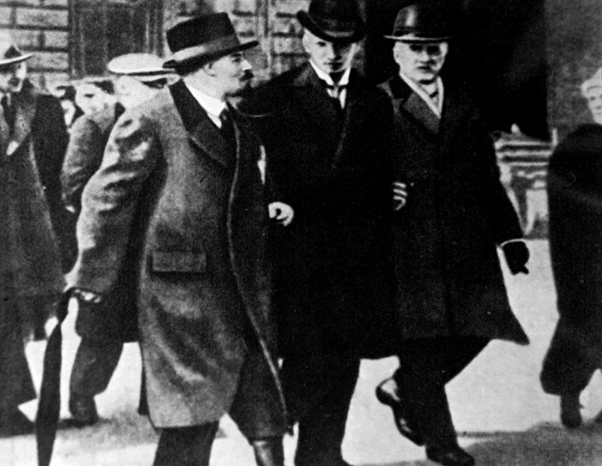 Сделана она в апреле 1917 в Стокгольме. Слева Ленин, в Швеции...
