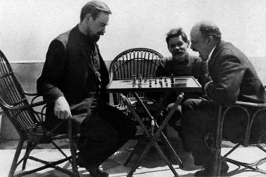 Владимир Ленин и Александр Богданов играют в шахматы во...