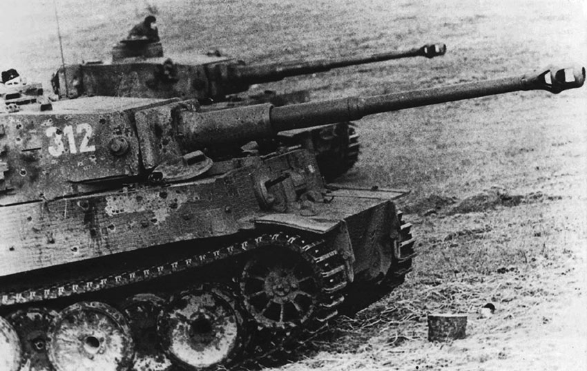 Пара немецких тяжелых танков Pz.kpfw. Тигр Аусф. E из 505-го батальона... Пара немецких тяжелых танков Pz.kpfw. Тигр Аусф. E из 505-го батальона...