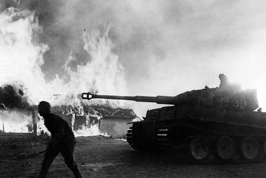 Тяжелый танк Pz.Kpfw.-VI «Тигр» рядом с горящими домами во время... Тяжелый танк Pz.Kpfw.-VI «Тигр» рядом с горящими домами во время...