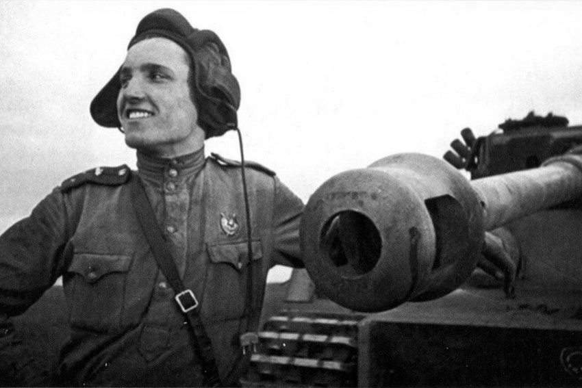 Трофейный Тигр на Курской дуге, 1943 год Трофейный Тигр на Курской дуге, 1943 год