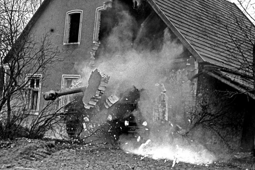 Тигр прячется в доме, 1944 год. Тигр прячется в доме, 1944 год.