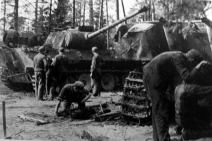 Ремонт немецких танков «Пантера» (Pz.Kpfw. V «Panther») в полевой... Ремонт немецких танков «Пантера» (Pz.Kpfw. V «Panther») в полевой...