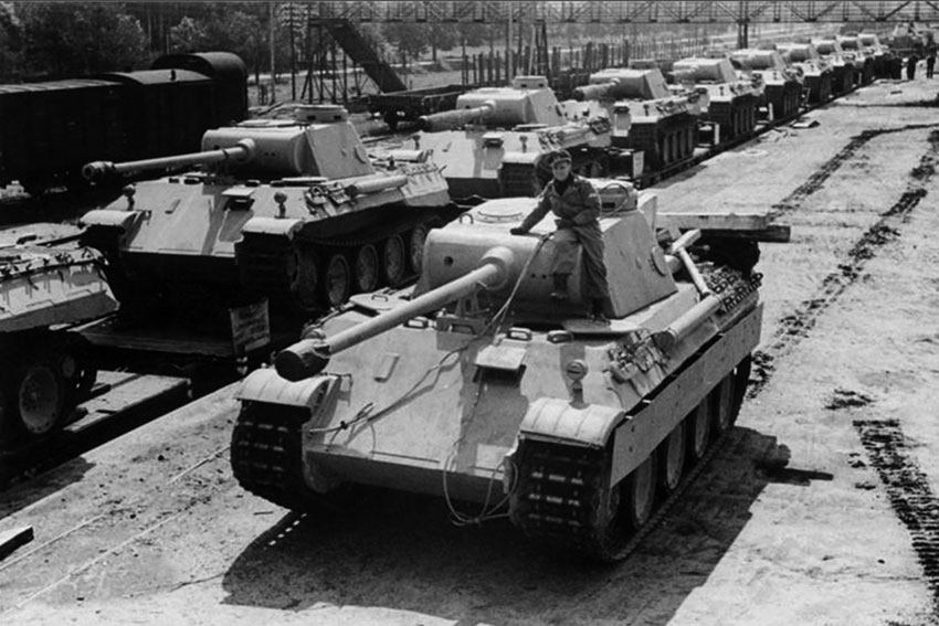 Немецкие танки Pz.Kpfw V «Пантера» (SdKfz. 171 Ausf D2) на железнодорожной... Немецкие танки Pz.Kpfw V «Пантера» (SdKfz. 171 Ausf D2) на железнодорожной...