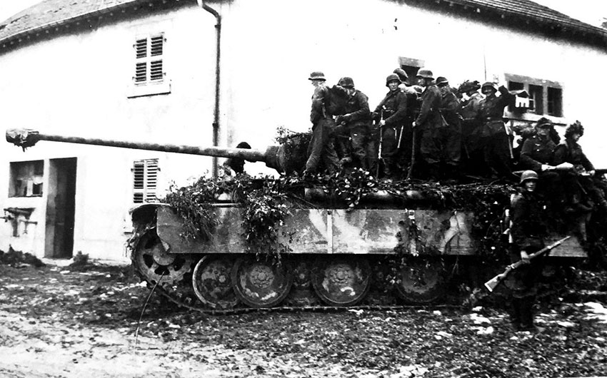 Pz.Kpfw.Panther Ausf.G. с пехотой в броне. Pz.Kpfw.Panther Ausf.G. с пехотой в броне.
