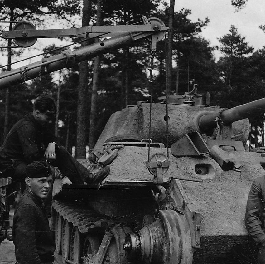 Ремонт ходовой части танка PzKpfw V «Panther», 1944 год. Ремонт ходовой части танка PzKpfw V «Panther», 1944 год.