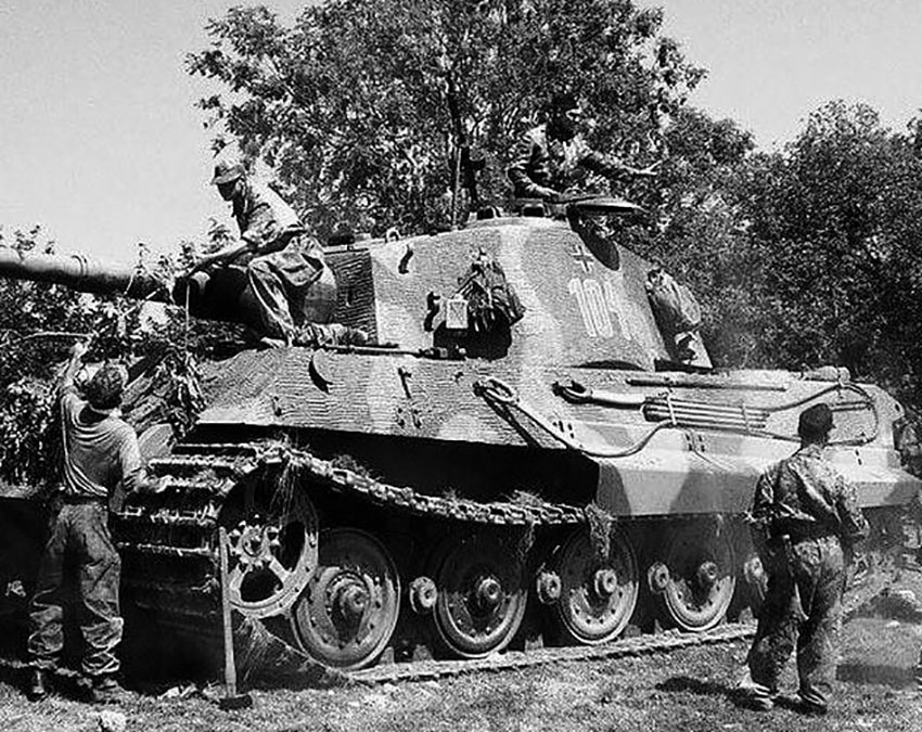 Экипаж Tiger II маскирует ваш танк для предстоящих сражений....