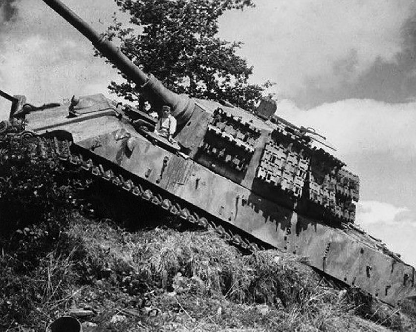 Брошенный Pz.Kpfw.VI Ausf.B “King Tiger”  503 батальона, 1945 год.