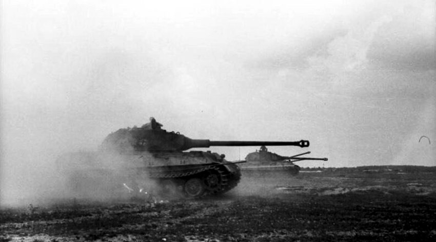 Pz.kpfw VI Ausf.B Königstiger во время наступления во Франции. Июнь 1944...